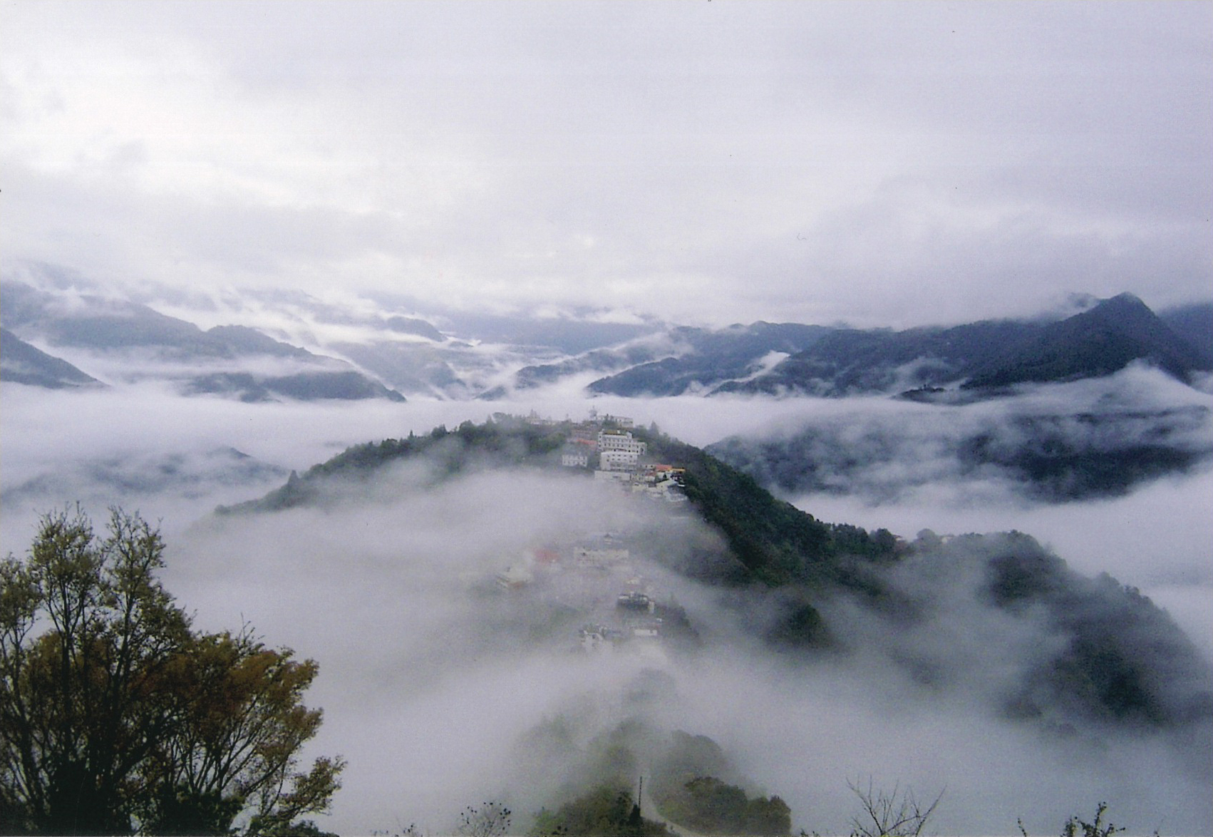 cloud-covered-mountain-tops-in-la-la-shan