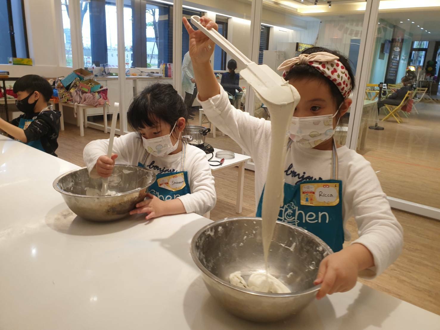 Teaching English and Living in Taiwan Jobs Available 教學工作, Kidchen Club (樺丰國際有限公司) Up to NT$800 / hour!  FLEXIBLE Schedules! Teach COOKING and Science Classes!  image