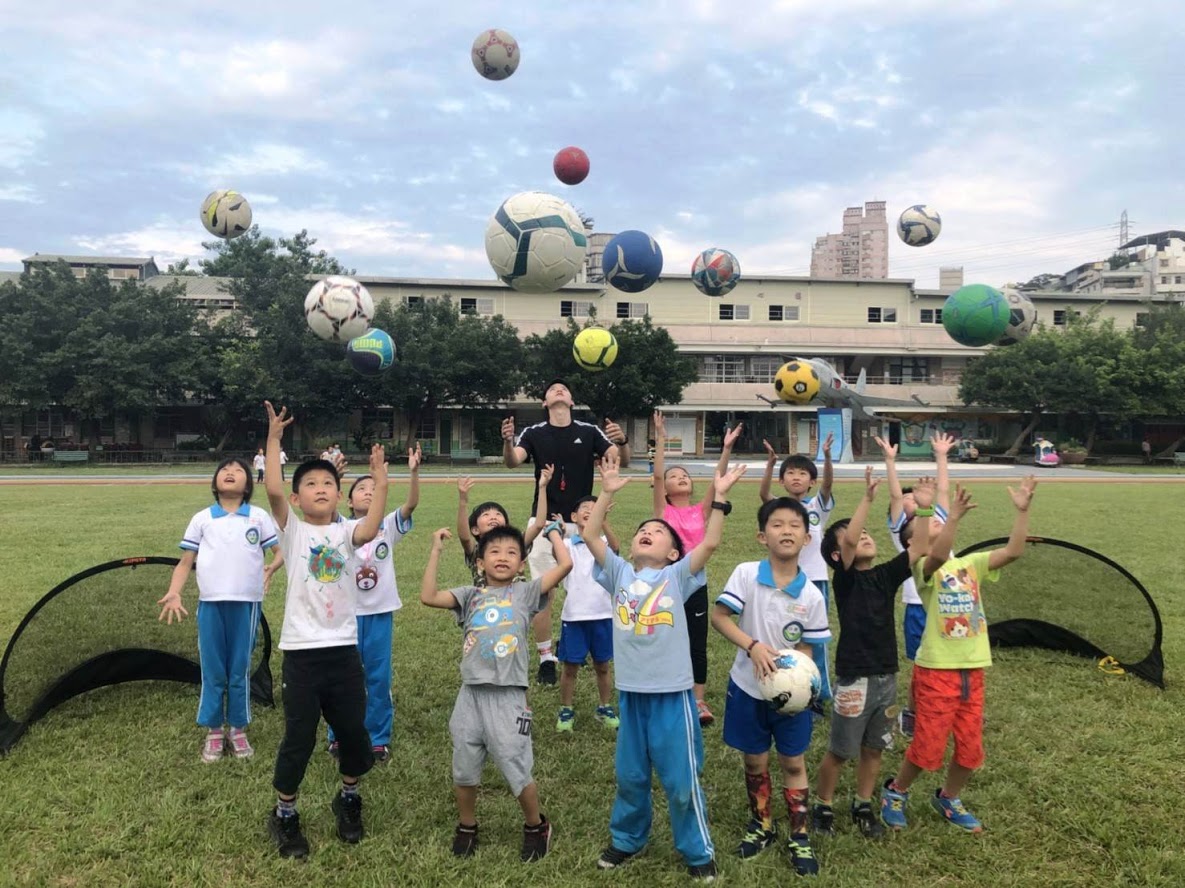 Teaching English and Living in Taiwan Jobs Available 教學工作, YG Expert AFTERNOON Position That Ends at a Reasonable Hour Each Day!! FINISH BY 6PM Most Nights! ELEMENTARY School Students - APRC or Marriage Visa Holder Sought 台灣永久居留證, 結婚簽證持有者, 所在政府頒發的教學許可證 image