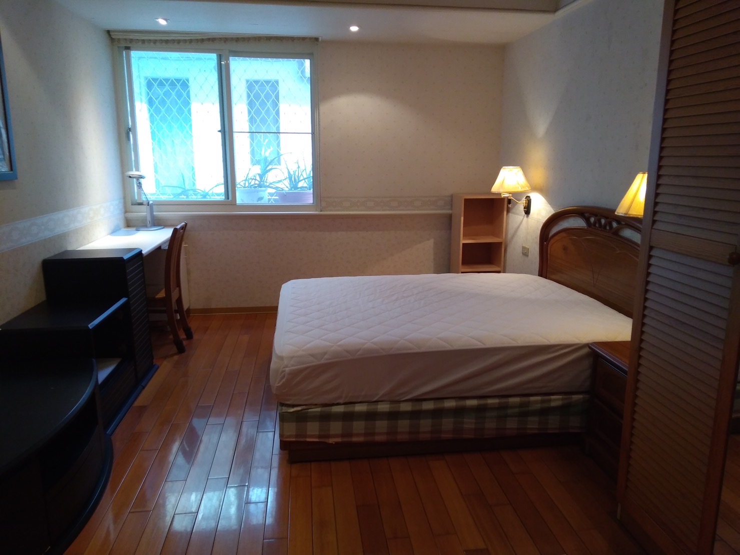 Teaching English and Living in Taiwan Apartments to Share, [Update: Let Agreed] Bright, Spacious and Furnished Room in Da-An with Locals image