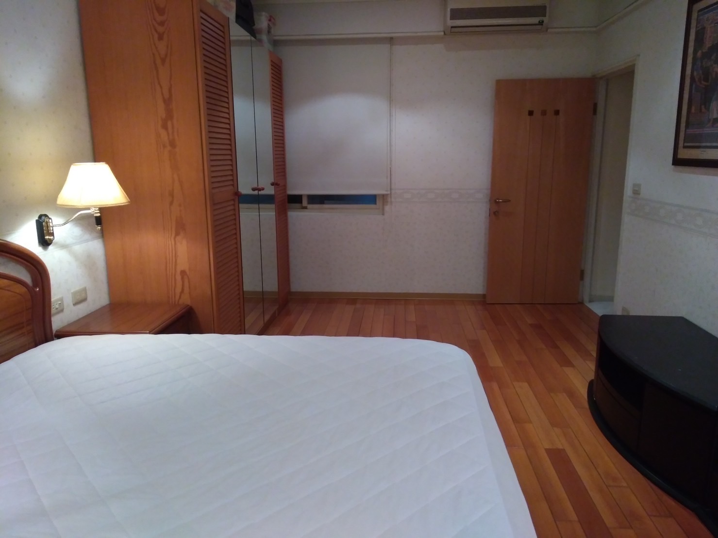 Teaching English and Living in Taiwan Apartments to Share, [Available from July 1] Bright, Spacious and Furnished Room in Da-An with Locals image