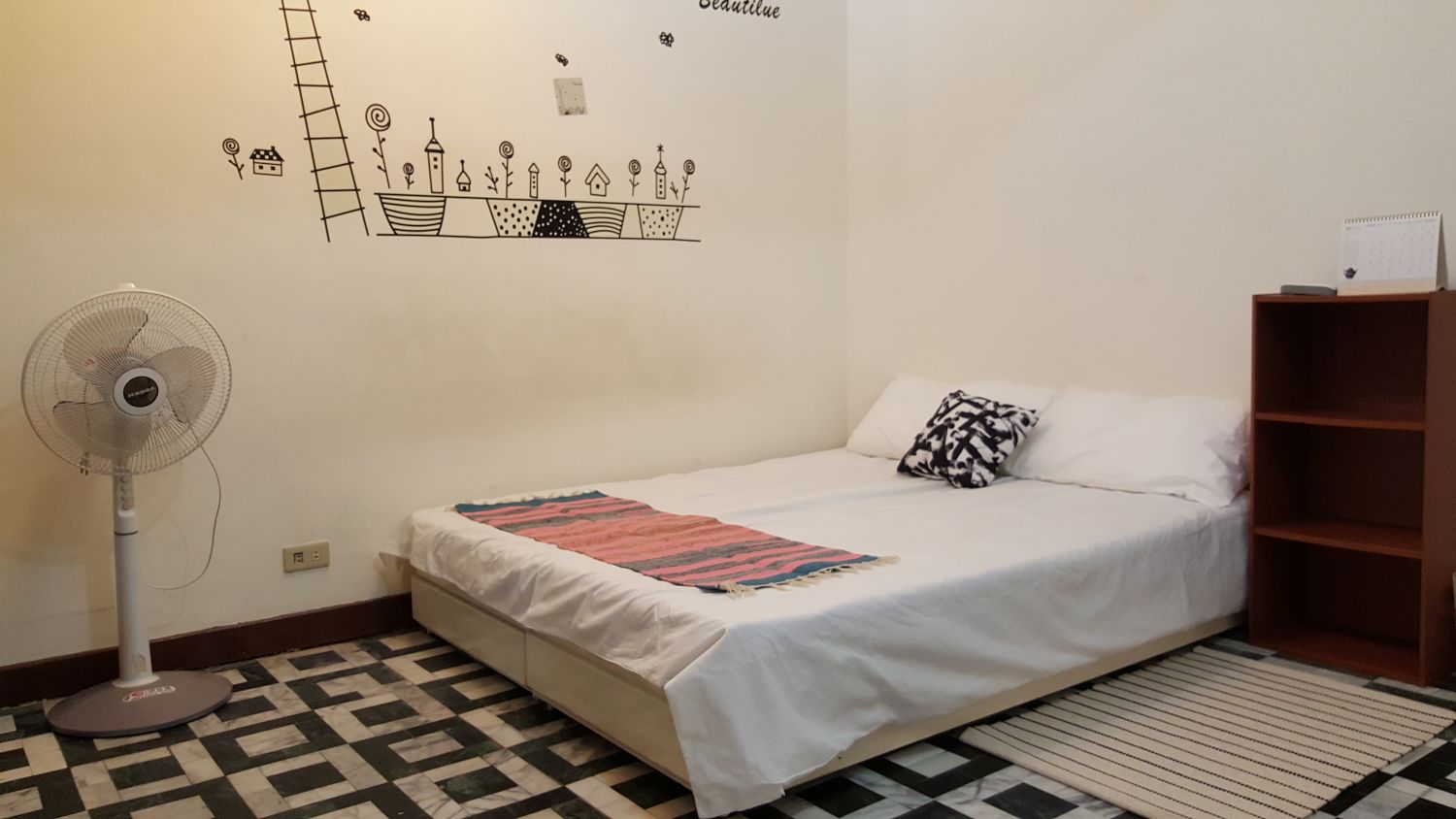 Teaching English and Living in Taiwan Apartments to Share, Nice Large room near MRT Qizhang (Green Line ) convenient to NTU, NTNU(MTC), NTUST, NTUT, NCCU image