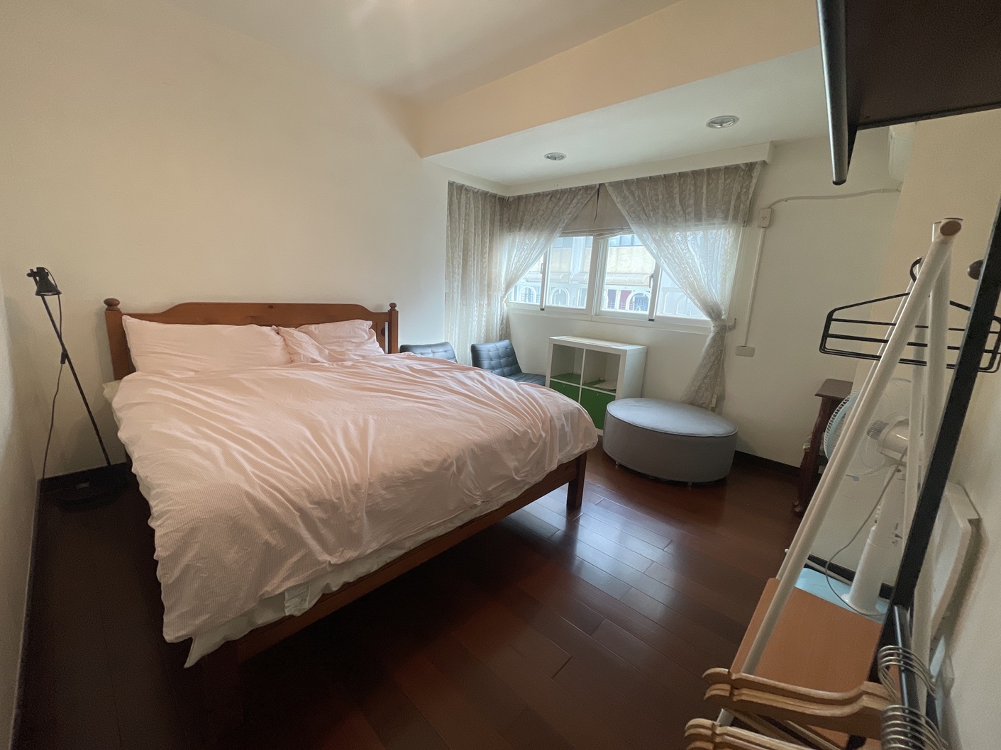 Click to see more image. Teaching English and Living in Taiwan Apartments to Share, two girls looking for clean,quiet,non-smoking,tidy female roommate(no pets) image